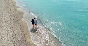 在海灘附近