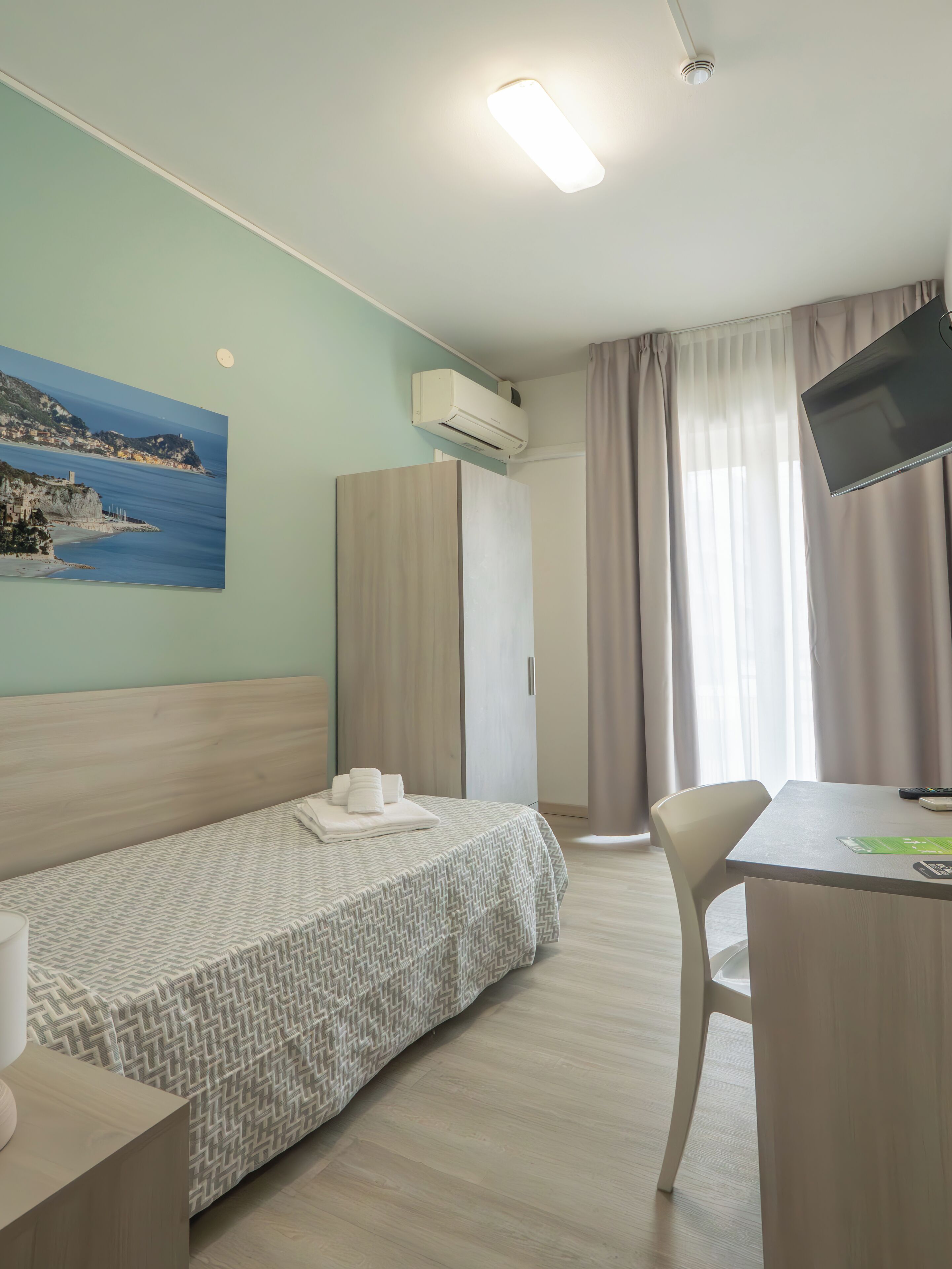 Caja de seguridad en la habitación y espacio para trabajar con laptop 