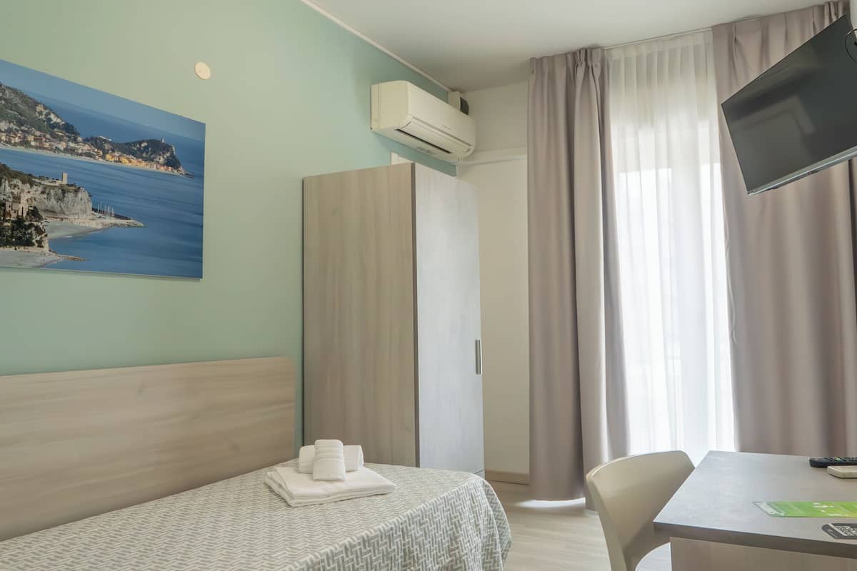 Single Room | In-room safe, laptop workspace, travel crib, free WiFi