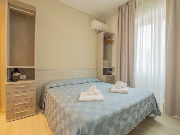 Single Room | In-room safe, laptop workspace, travel cot, free WiFi