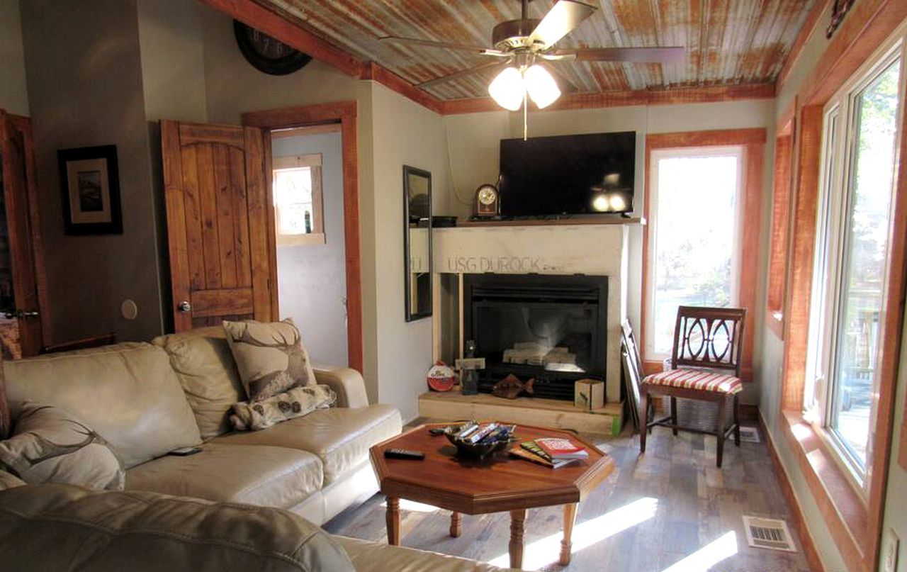 TV, fireplace