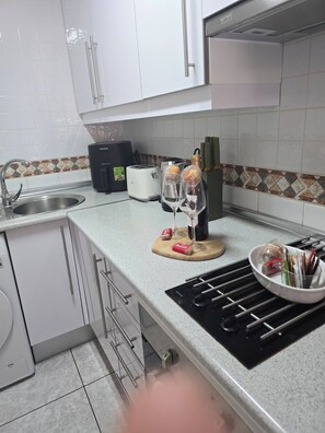 Apartment, 2 Bedrooms, Terrace, Pool View | Interior