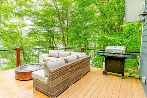 Outdoor spa tub - Enormous Cabin Retreat with Beautiful Views and Private Dock in Topton, North Carolina (Topton)