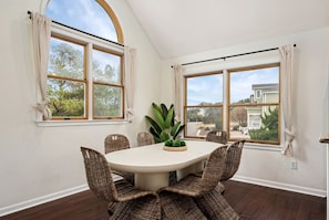 Dining - Pet Friendly Coastal Cottage in Corolla, North Carolina, Complete with Outdoor Pool and Private Hot Tub (Corolla)