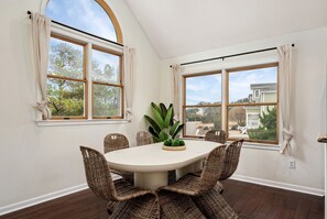 Dining - Pet Friendly Coastal Cottage in Corolla, North Carolina, Complete with Outdoor Pool and Private Hot Tub (Corolla)