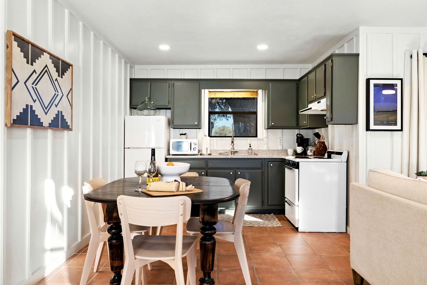 Coffee/tea maker, fridge, microwave, oven