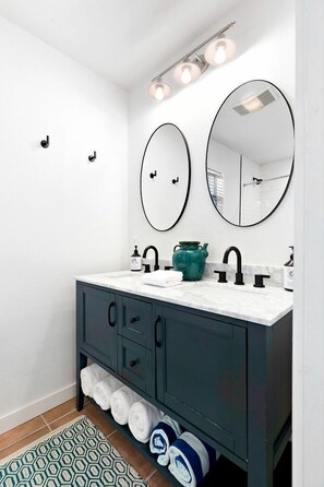Jetted bath, hair dryer, towels, soap - Cozy Cabin in Ingram, Texas for Romantic Weekends Away (Hunt)