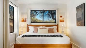 1 bedroom, desk, WiFi, bed sheets