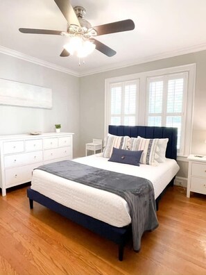 2 habitaciones, escritorio, tabla de planchar con plancha y wifi