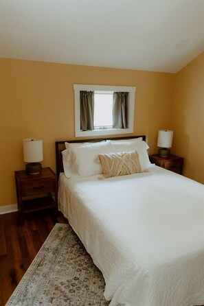 4 habitaciones, escritorio, tabla de planchar con plancha y wifi