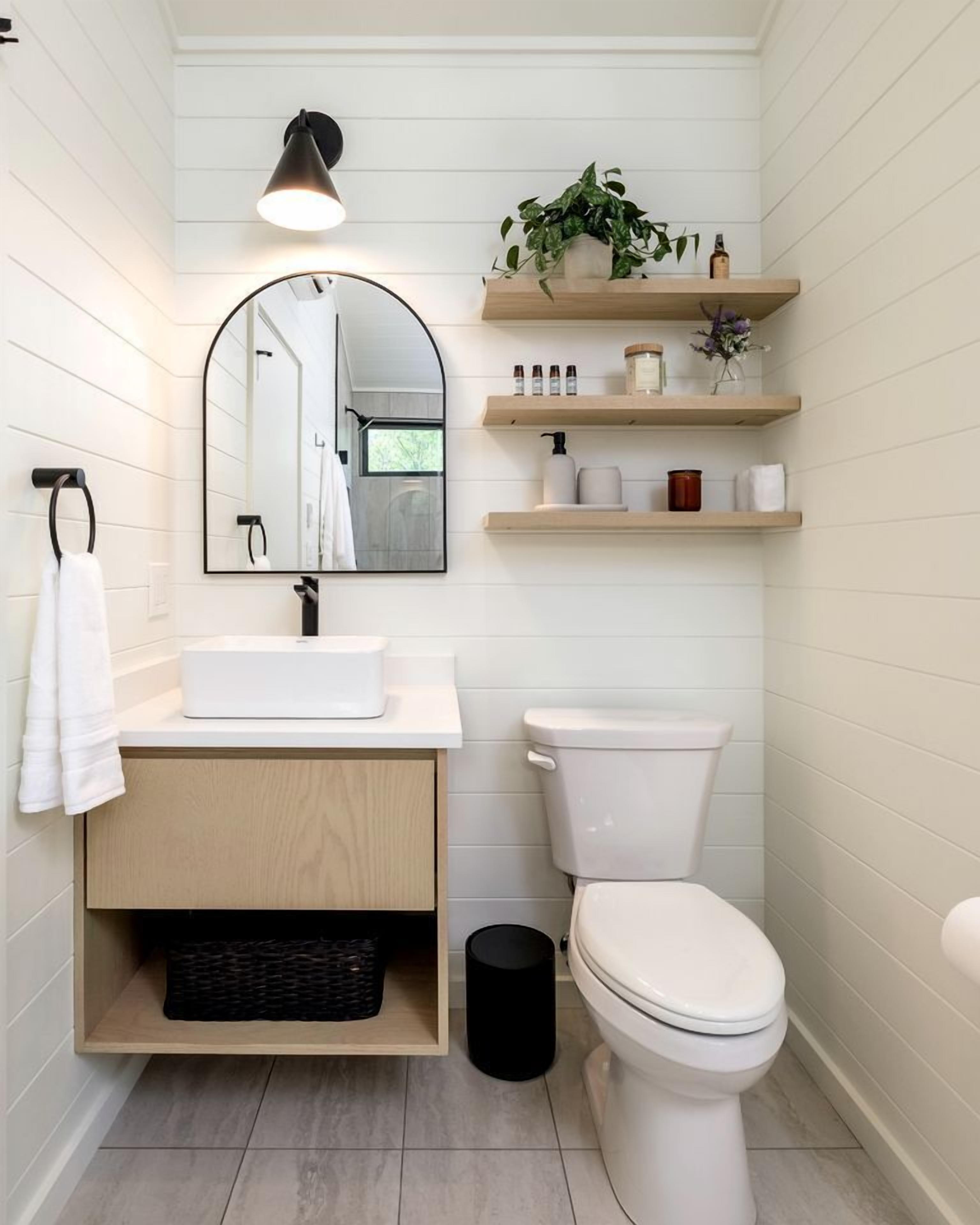 Jetted bath, hair dryer, towels