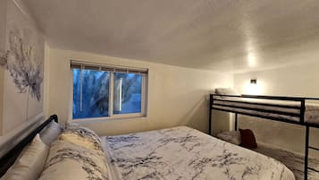 Desk, WiFi, bed sheets