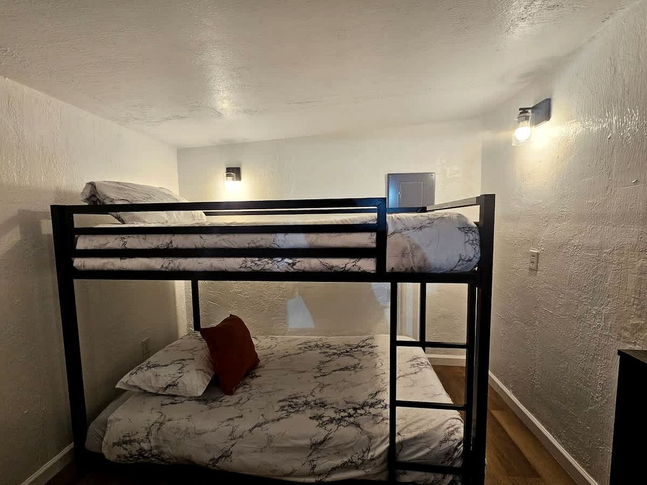 3 bedrooms, desk, WiFi, bed sheets