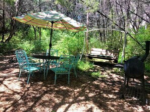 Outdoor dining - Rustic Cabin Rental Perfect for Families in Texas Hill County (Marble Falls)