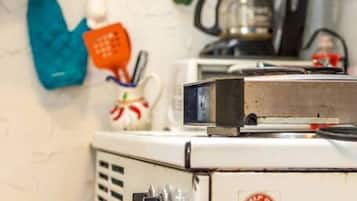 Cafetera y tetera, refrigerador, microondas y horno