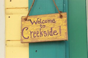 A wooden sign with 'Welcome to Creekside!' written on it. - Rustic Cabin Rental Perfect for Families in Texas Hill County (Marble Falls)