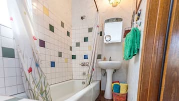 Serviettes fournies, savon, shampooing, papier de toilette