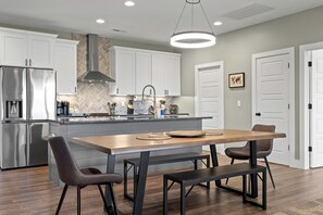 Dining - Gorgeous Cabin Surrounded by Trees in Fairview, Georgia (Fairview)