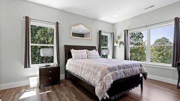 2 bedrooms, desk, iron/ironing board, WiFi