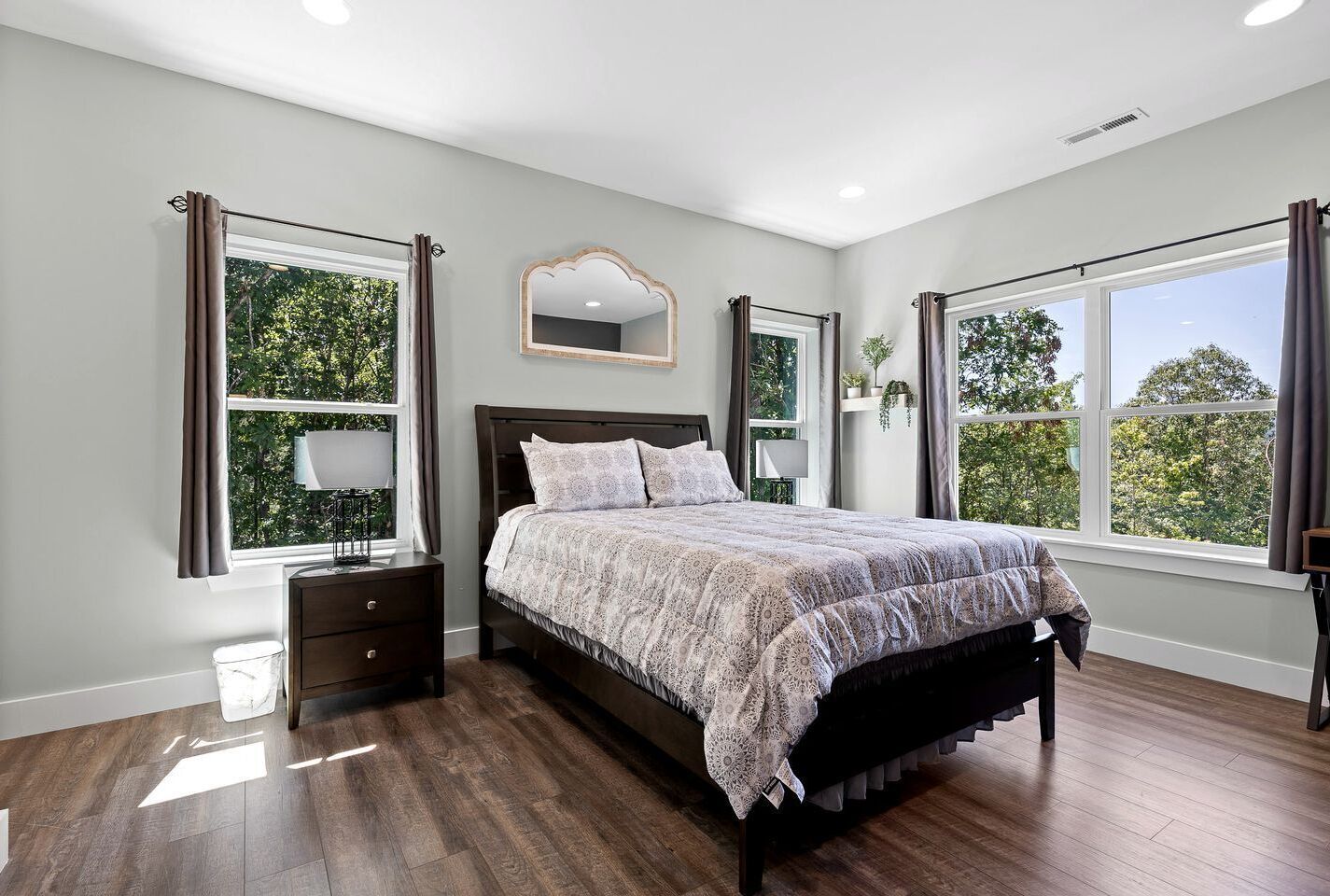 2 habitaciones, escritorio, tabla de planchar con plancha y wifi 