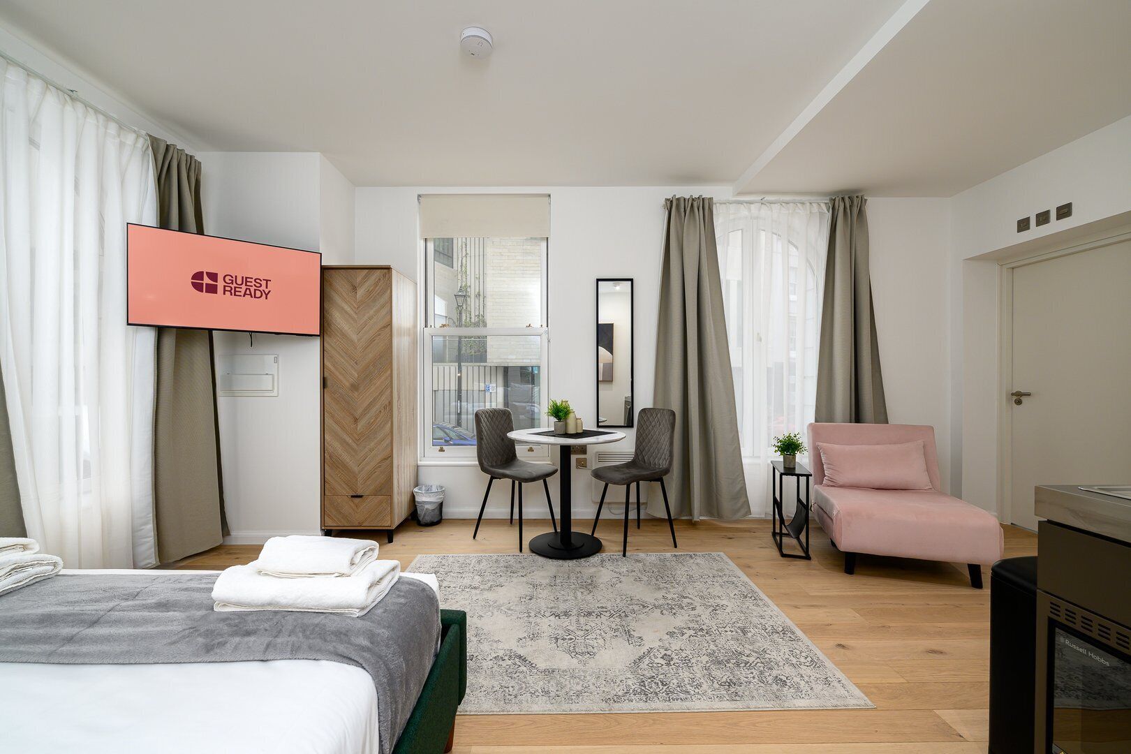 Studio (Deluxe Studio)