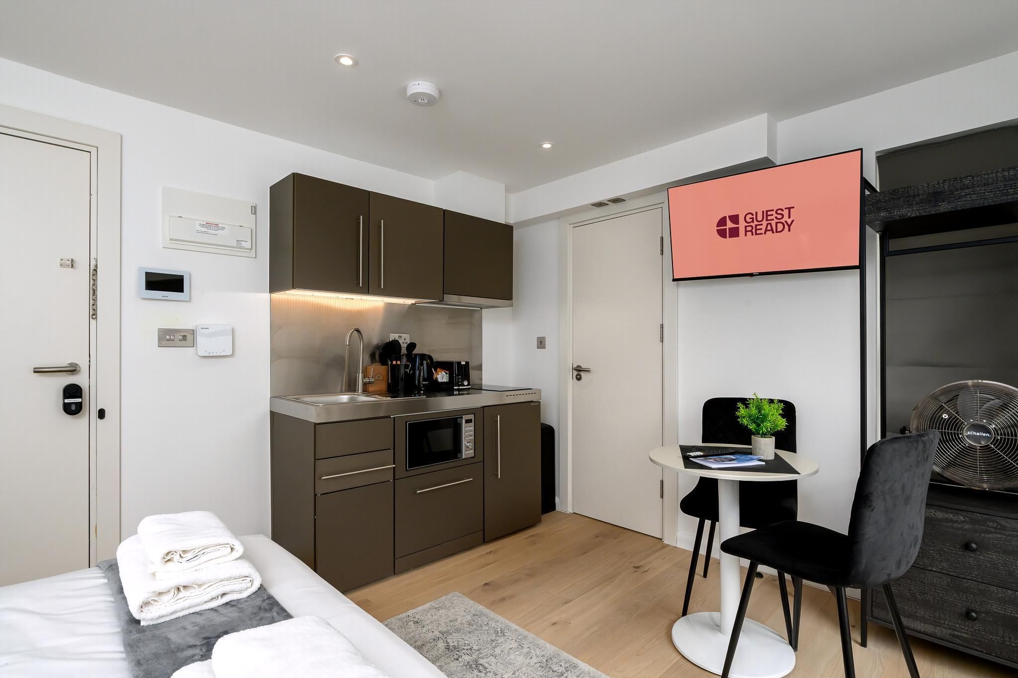 Studio (Standard Studio) | Private kitchen | Electric kettle, cookware/dishes/utensils