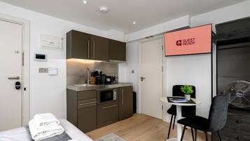 Studio (Standard Studio) | Private kitchen | Electric kettle, cookware/dishes/utensils