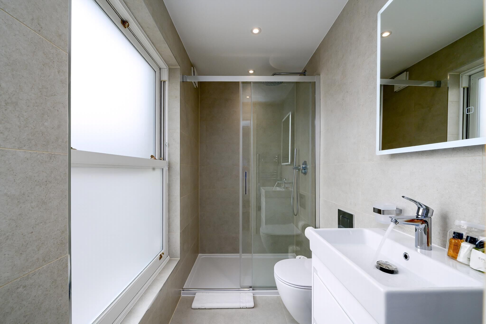 Studio (Studio) | Bathroom | Shower, hair dryer, soap, shampoo