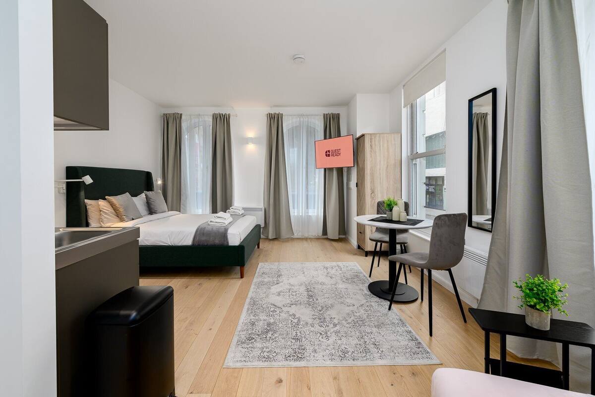 Studio (Deluxe Studio)