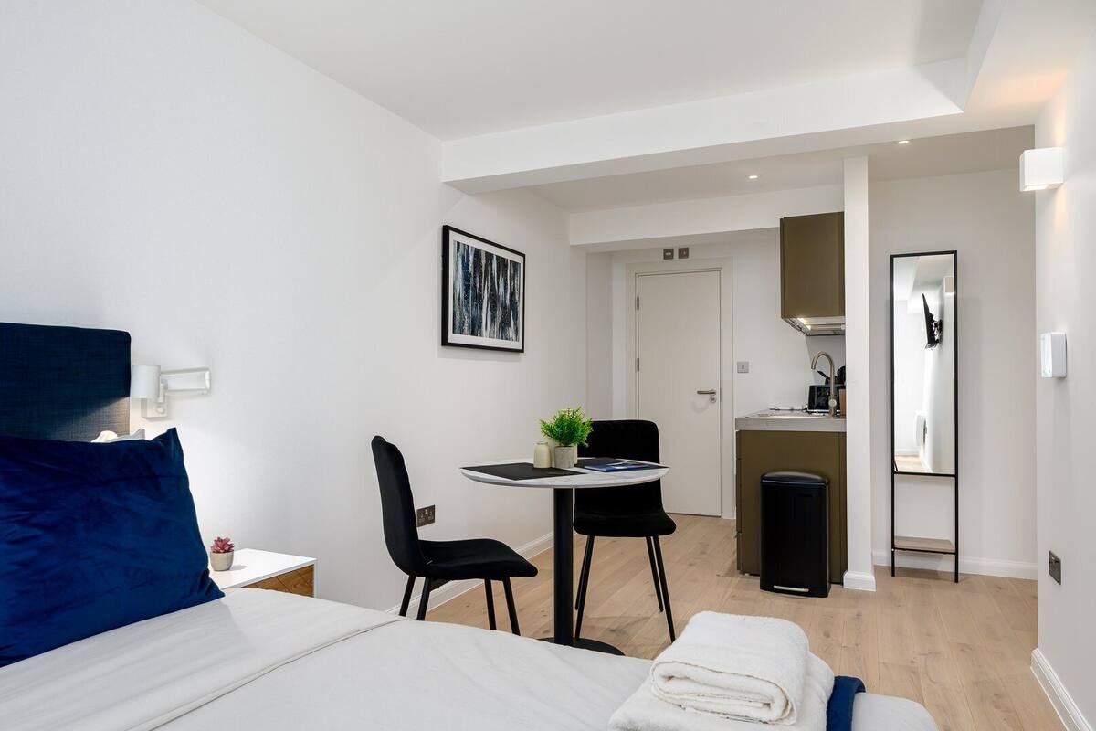 Studio (Deluxe Studio)