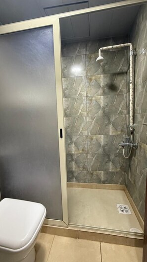Suite estudio junior | Baño | Toallas, jabón, shampoo, papel de baño 