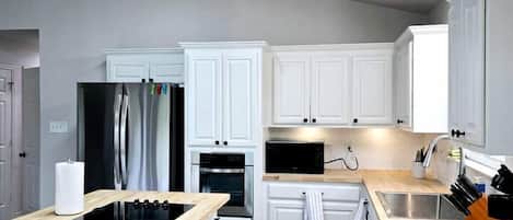 Coffee/tea maker, fridge, microwave, oven
