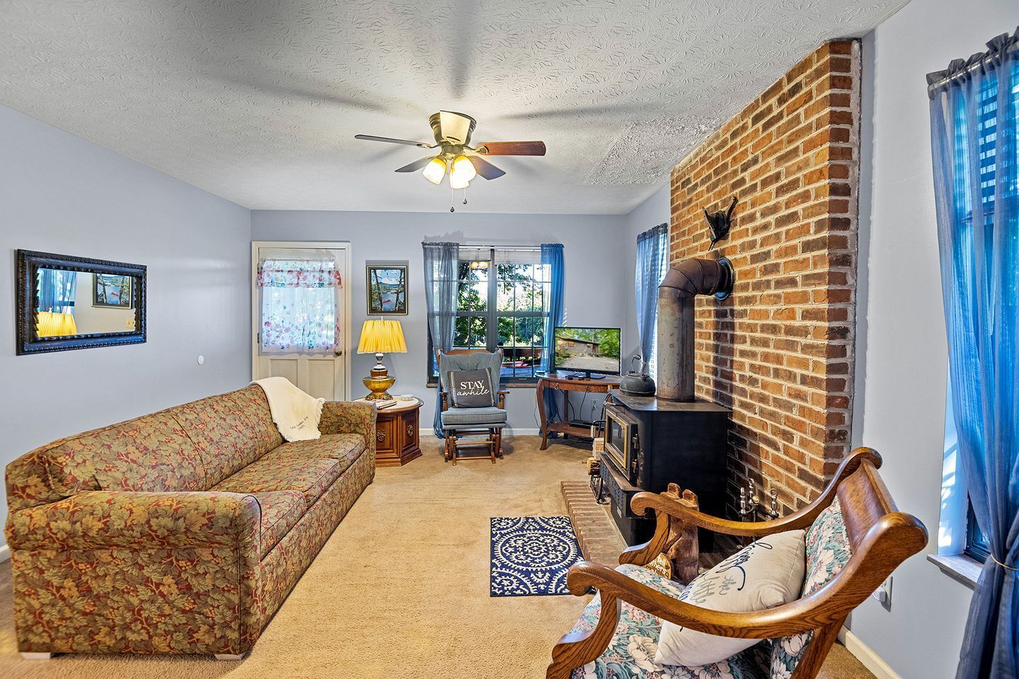 TV, fireplace