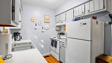 Wasserkocher mit Kaffee-/Teezubehör, Kühlschrank, Mikrowelle, Ofen