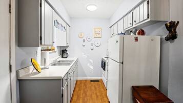 Coffee/tea maker, fridge, microwave, oven
