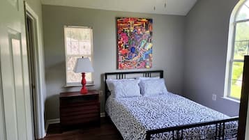 2 Schlafzimmer, Schreibtisch, Bügeleisen/Bügelbrett, Reisekinderbett