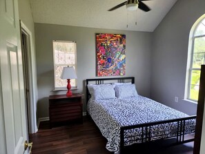 2 quartos, escrivaninha, ferros/tábuas de passar roupa, berço de viagem