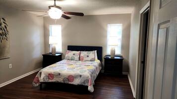 2 Schlafzimmer, Schreibtisch, Bügeleisen/Bügelbrett, Reisekinderbett