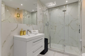 Deluxe Apartment, 1 Bedroom, Sea View | Bathroom | Towels