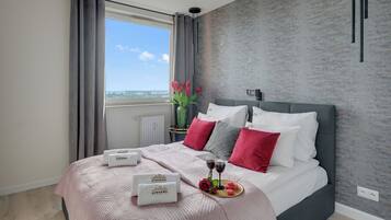 Leilighet – deluxe, 1 soverom, sjøutsikt | Oppholdsområde | Flatskjerm-TV