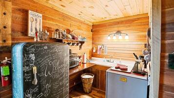 Coffee/tea maker, fridge, microwave, stovetop