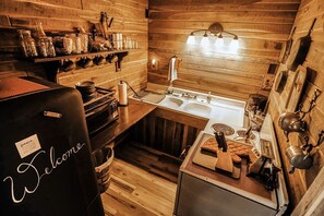 Een koelkast, een magnetron, een kookplaat