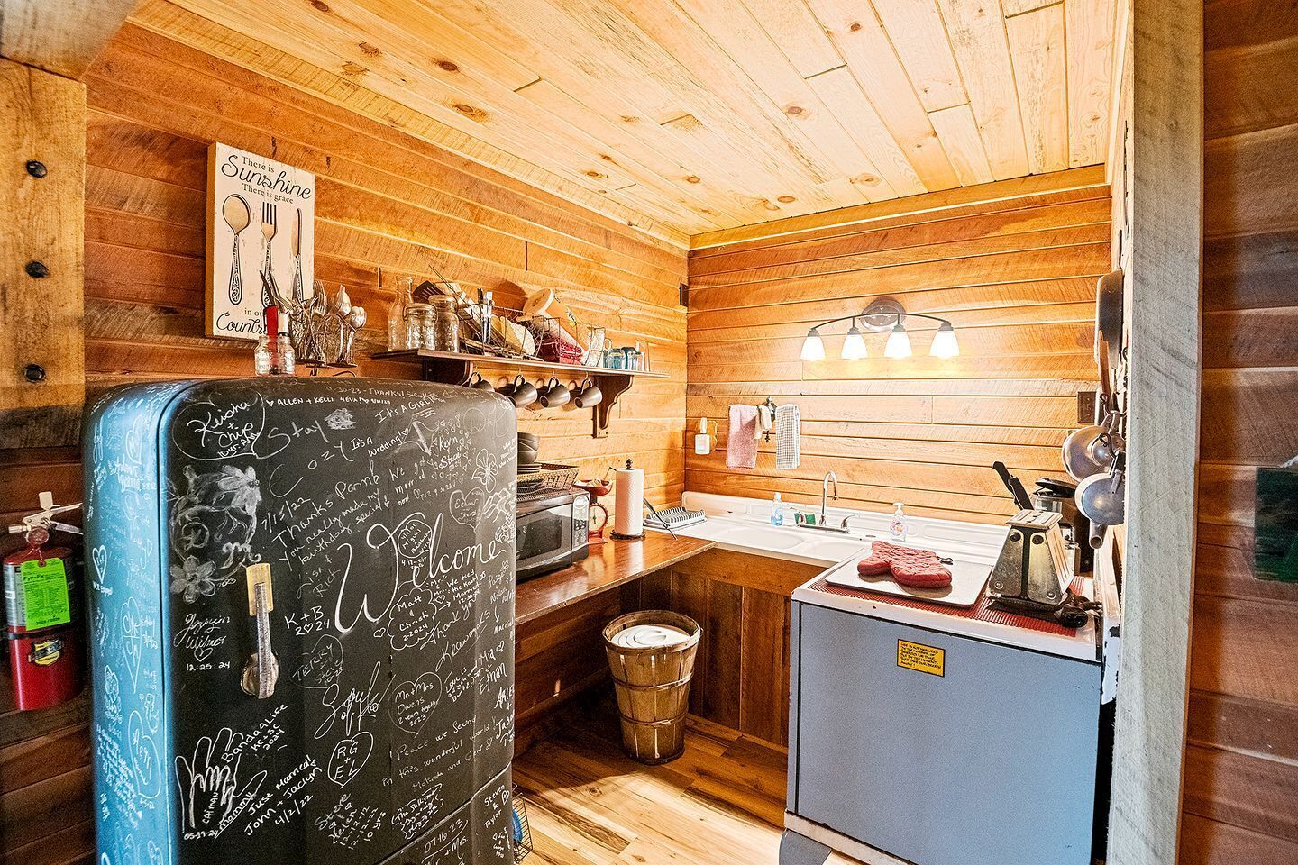 Coffee/tea maker, fridge, microwave, stovetop