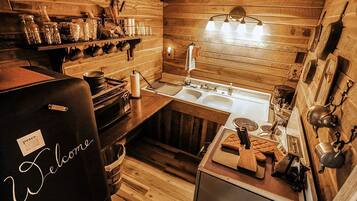 Frigorífico, microondas, placa de cocina y cafetera o tetera