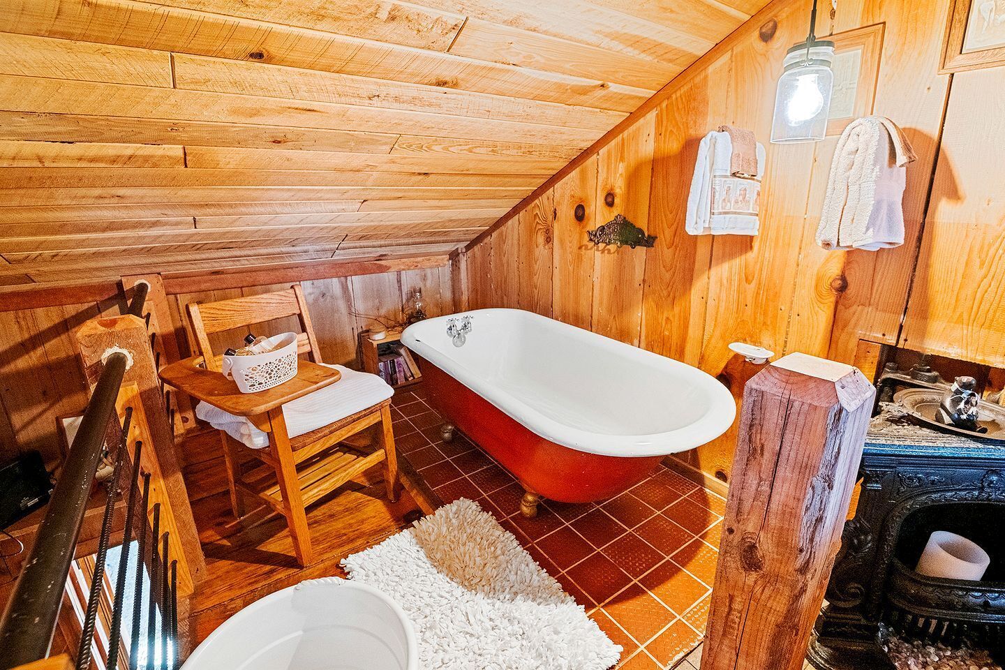 Serviettes fournies, savon, shampooing, papier de toilette