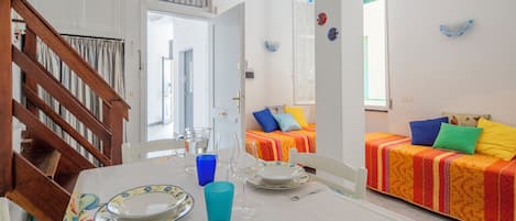 Apartemen | Dapur pribadi | Lemari es, microwave, kompor, dan mesin espresso