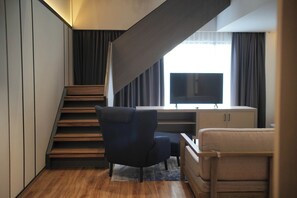 Studio Suite | Living area | LED TV - Nusatu by ARTOTEL - Semarang (Semarang)