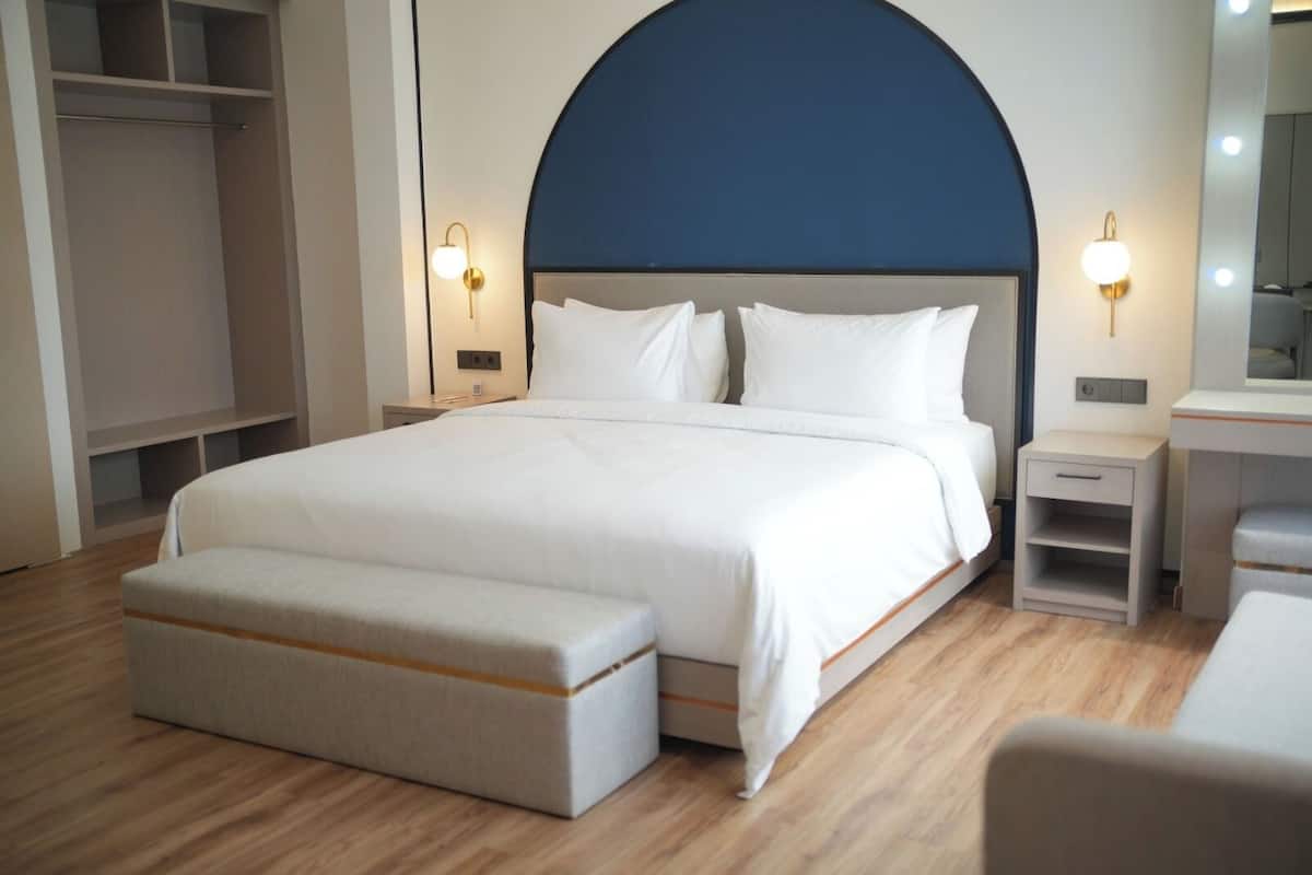 Deluxe Room | Desk, iron/ironing board, free WiFi, bed sheets