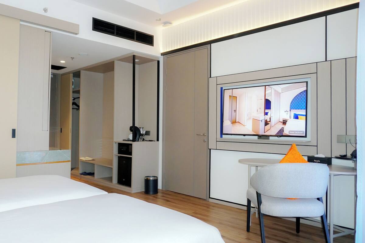 Superior Room | Desk, iron/ironing board, free WiFi, bed sheets