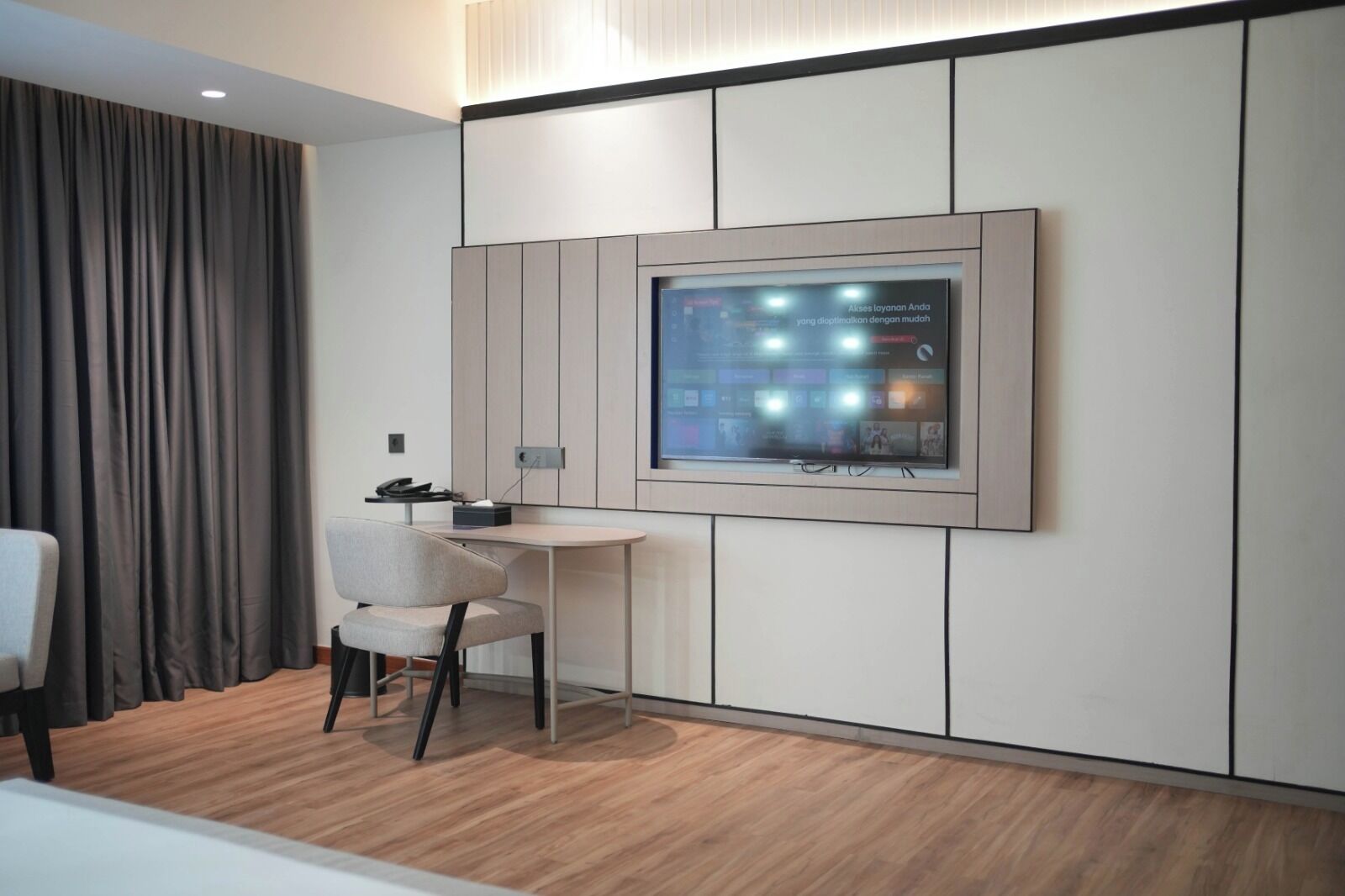 Kamar Deluks | Meja kerja, setrika/meja setrika, Wi-Fi gratis, dan seprai linen